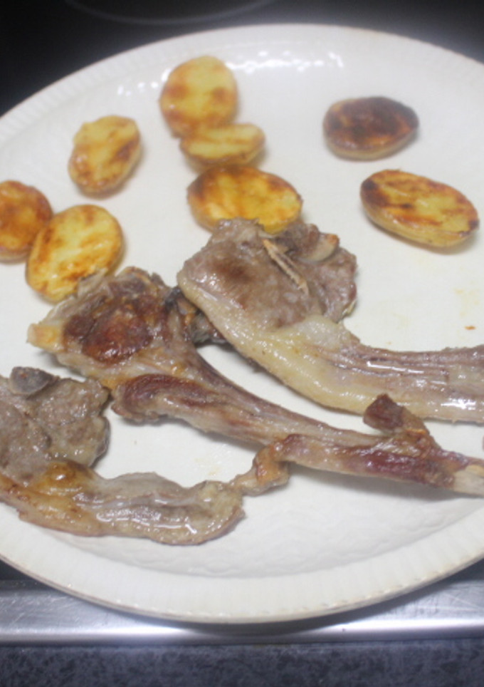 Una foto de Cordero con patatas al grill doble