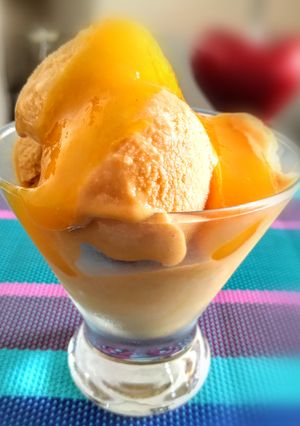 Una foto de Helado de Lúcuma casero en Salsa de Mango 👍🇵🇪