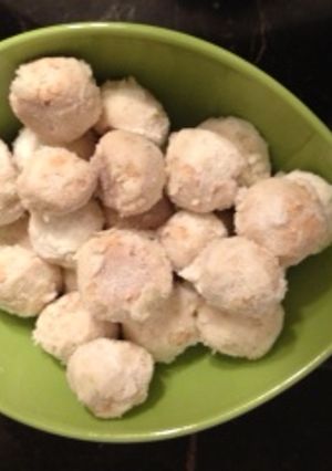 A picture of Snowball Almond Cookies.