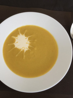 Una foto de Crema de calabacín y calabaza en olla lenta