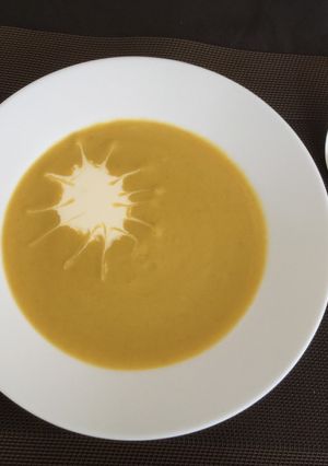 Una foto de Crema de calabacín y calabaza en olla lenta