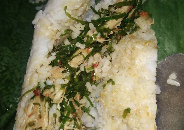 makanan Nasi Bakar isi ayam suwir daun melinjo yang merasakan kenyamanan