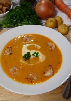 Une photo de Velouté de carottes au cumin, crevettes dorées à l’ail