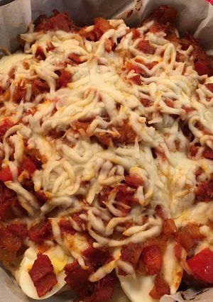 Una foto de Huevos duros con papas tomate y queso