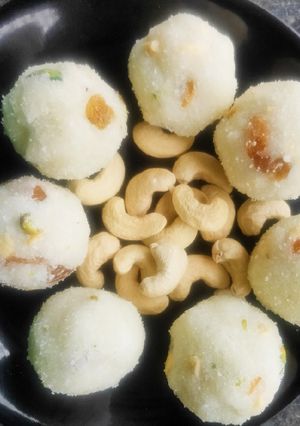 साबूदाना और काजू के लडडू (sabudana kaju laddu recipe in hindi) रेसिपी मुख्य फोटो
