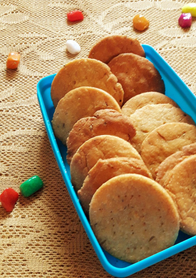 चटपटी मठरी (Chatpati mathri recipe in Hindi) रेसिपी मुख्य फोटो