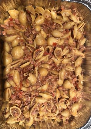 A picture of Pasta shell and minced meat.