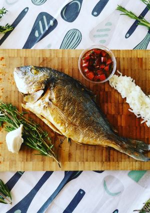 Une photo de Dorade à la provençal et sa sauce vierge