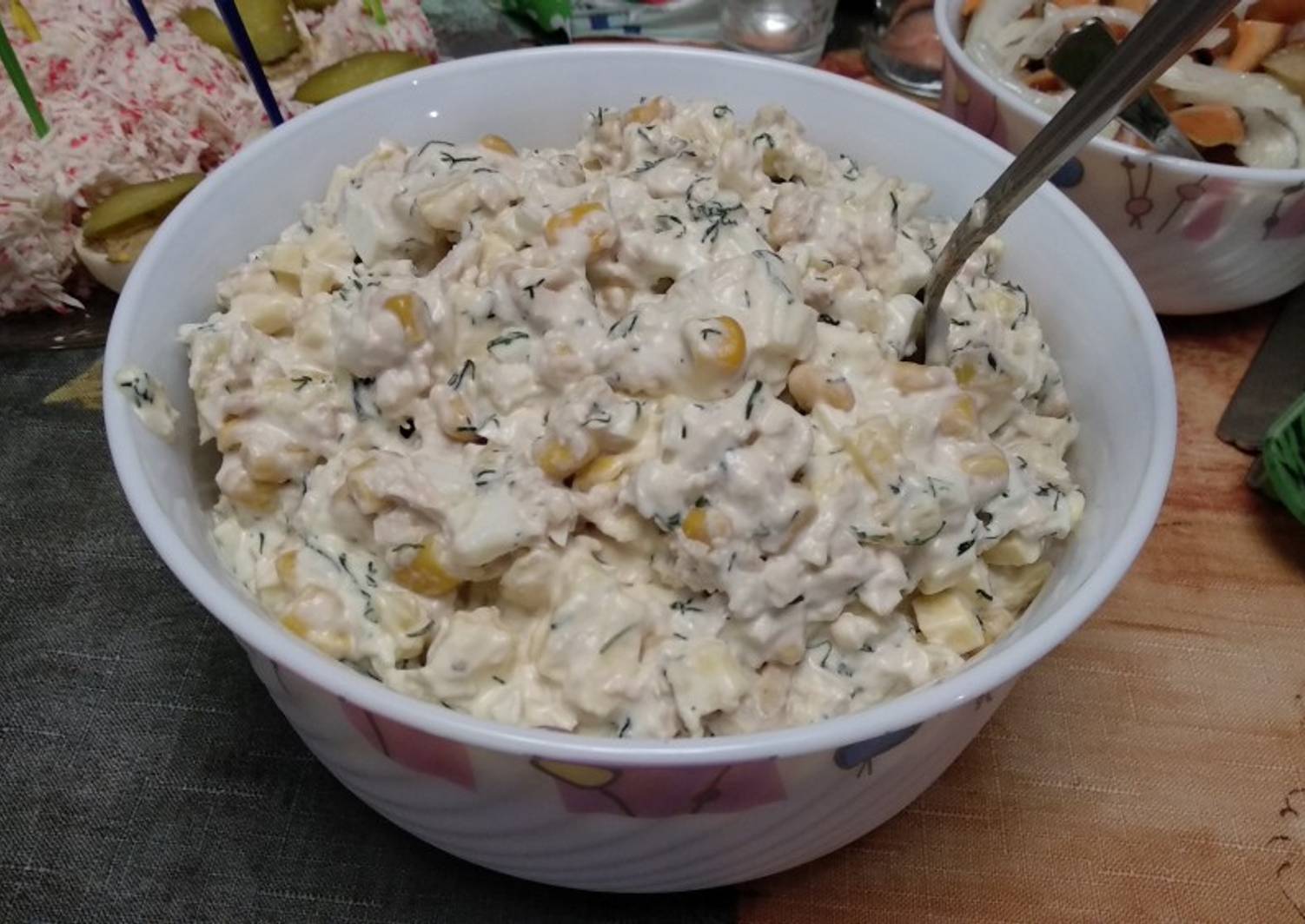 Салат с рисом курицей и ананасом. Салат с ананасом. Салат филе куриное с ананасами и кукурузой. Салат из куриной грудки с рисом. Салат из филе курицы с ананасом и кукурузой.