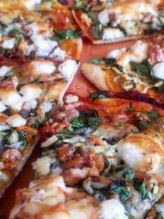 Una foto de Pizza de verduras con queso de Cabra, nueces y miel (base en mambo)