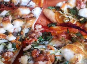 Foto principal de Pizza de verduras con queso de Cabra, nueces y miel (base en mambo)