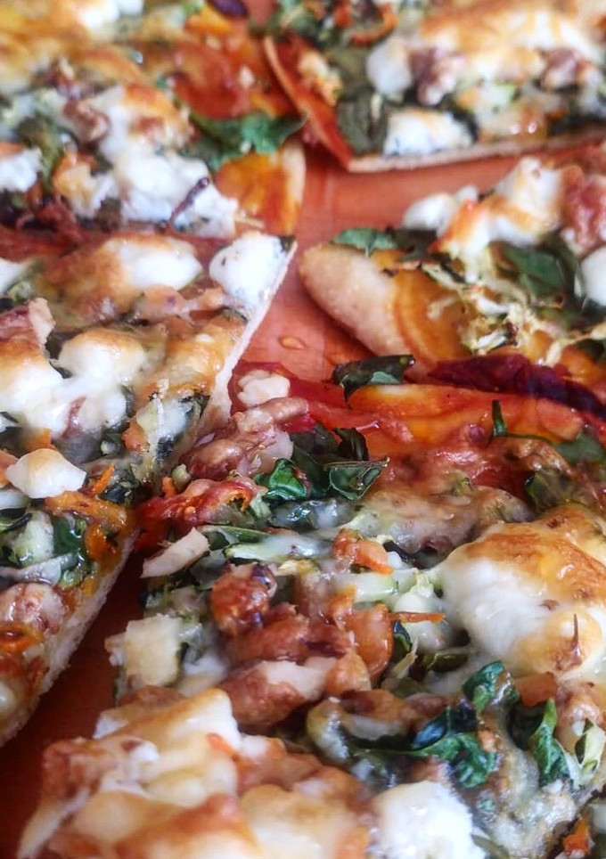 Una foto de Pizza de verduras con queso de Cabra, nueces y miel (base en mambo)