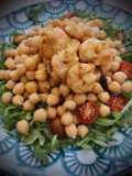 Ensalada de garbanzos y rúcula con langostinos