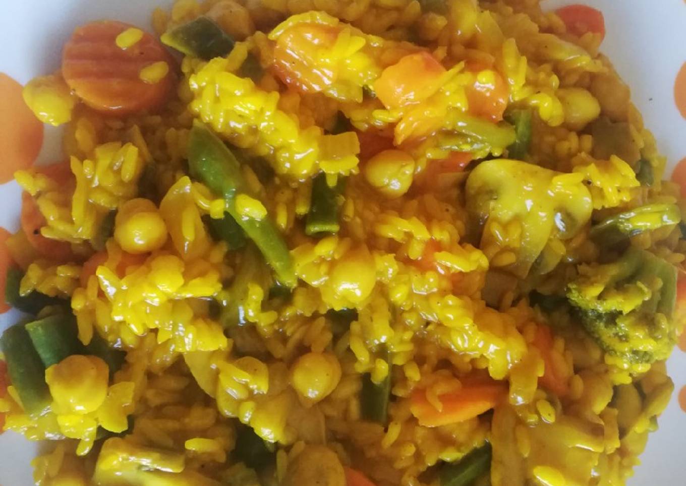 Paella de arroz con verduras y garbanzos