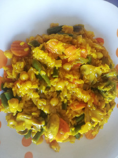 Una foto de Paella de arroz con verduras y garbanzos