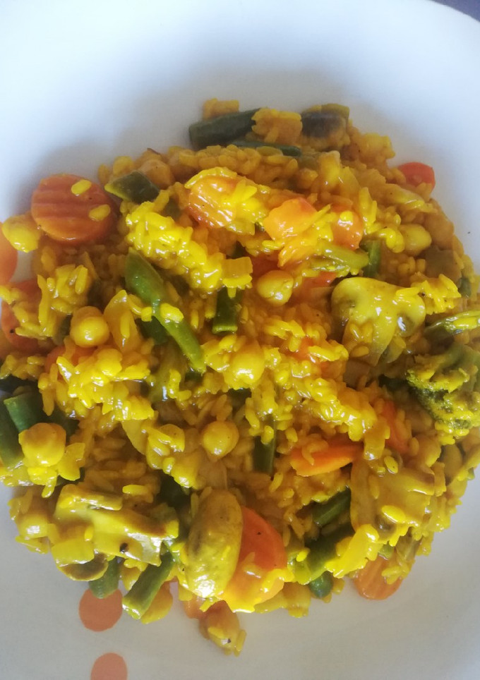 Una foto de Paella de arroz con verduras y garbanzos