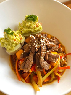 Una foto de Chop suey de mango con papas y guacamole
