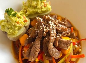 Una foto de Chop suey de mango con papas y guacamole