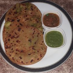 Hare matar k parathe A picture of Hare matar k parathe.