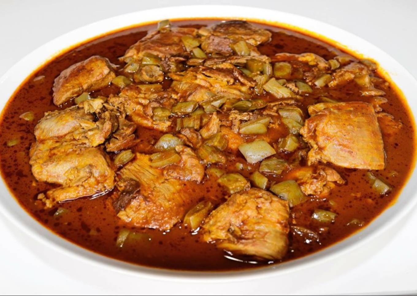 Costillas con nopales y chile