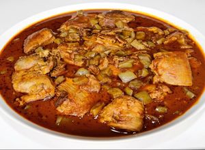 Una foto de Costillas con nopales y chile