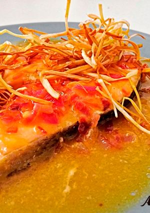 Una foto de Salmón en salsa de naranja con tiras de puerro crujientes