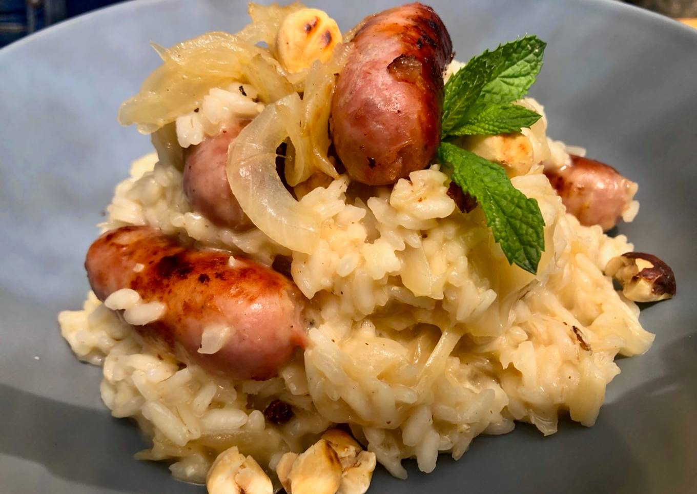 Risotto con salchichas y avellanas