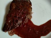 Una foto de filet de res al la pimienta