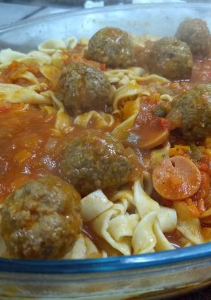 Una foto de Pasta casera con salsa y albóndigas