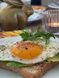 Spiegelei auf Dinkel-Avocado-Toast