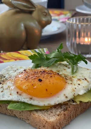 Spiegelei auf Dinkel-Avocado-Toast Rezepthauptbild