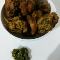A picture of Methi palak pakoda.