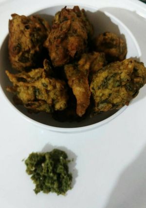 A picture of Methi palak pakoda.