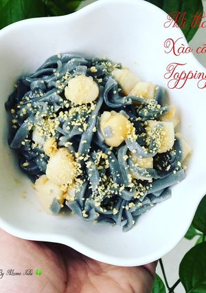 Hình của món Mì than tre sò điệp xào bơ tỏi topping phomai rắc.