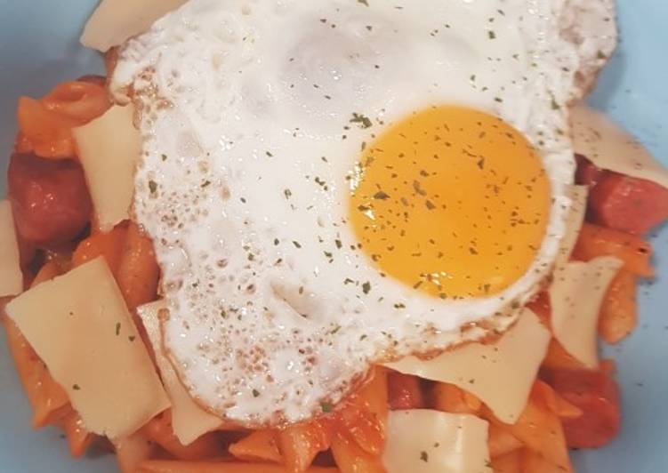 Macarones con frankfurt y huevo