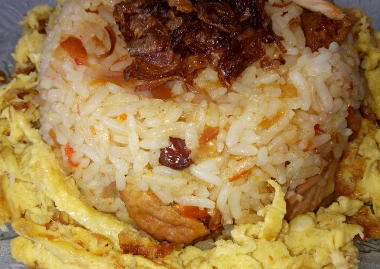 Bagaimana memasak Nasi Goreng Tahu Telur yang Enak Banget
