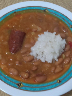 Una foto de Alubia de color con arroz blanco