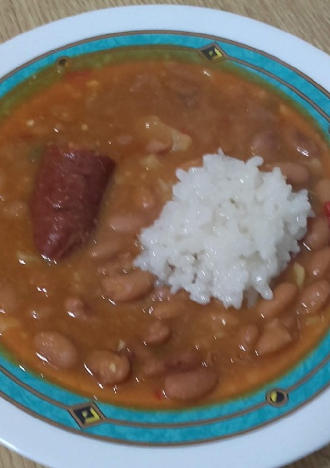 Una foto de Alubia de color con arroz blanco