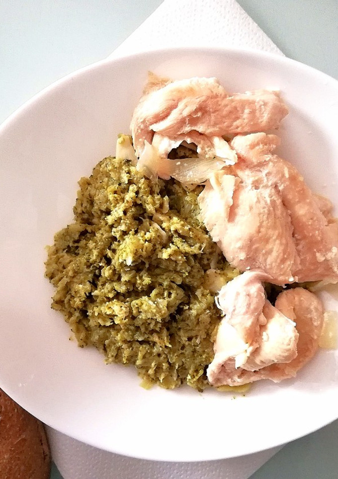 Una foto de Pollo cocido con Brócoli • Súper Fit 💗