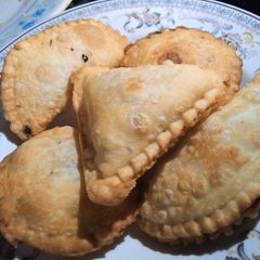 A picture of Aloo ka samosay.