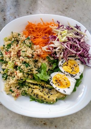 Una foto de Buddha bowl con tabule, palta y huevo 🥗