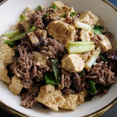 A picture of Beef Mince & Tofu in Sukiyaki Sauce.