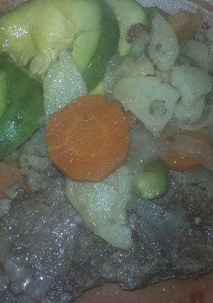 Una foto de Carne con verduras a la olla