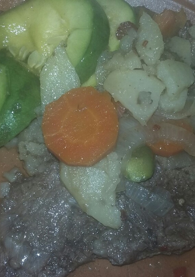 Una foto de Carne con verduras a la olla