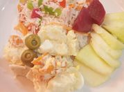 Una foto de ensalada de tomate y melón