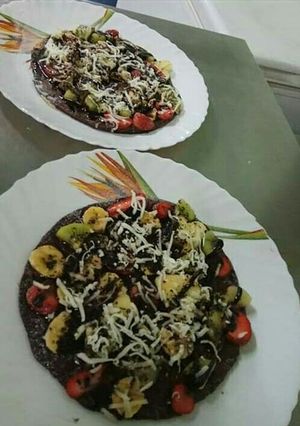 A picture of Fruit & Chocolate pizza.
