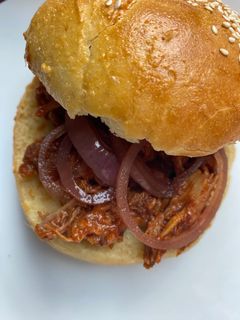 Tépett disznóhús (pulled pork) házi bbq szósszal recept fotója