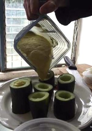 Una foto de Chupitos de guacamole y tequila