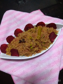 બીટરૂટ ટોમેટો પુલાવ (Beetroot Tomato Pulao Recipe In Gujarati) રેસીપી મુખ્ય ફોટો