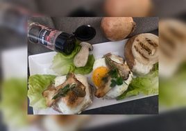 Medaglioni di carne con cipolle grigliate, ovetto e funghi porcini